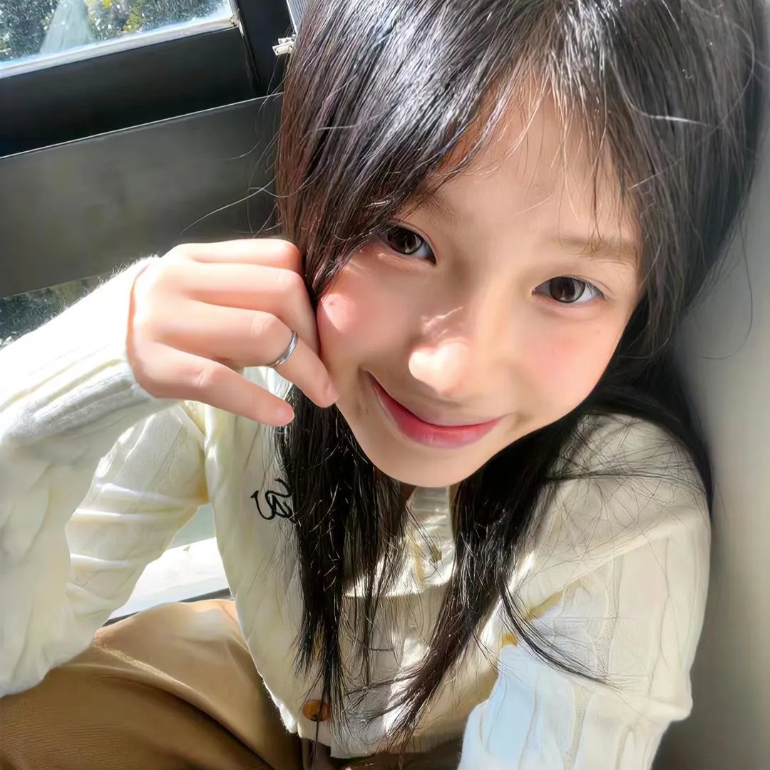皎若云间月